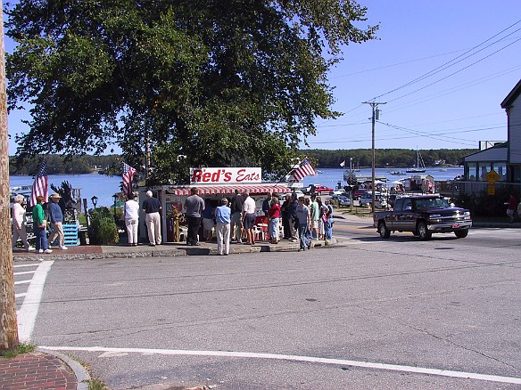 Red's in Wiscasset has a 1 hour wait for lobster rolls Sep 5, 2004 2:31 PM : Maine