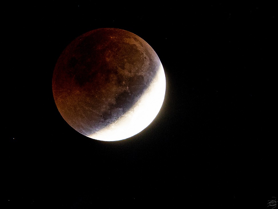 LunarEclipse202211-003 5:01 am, just 15 minutes to totality