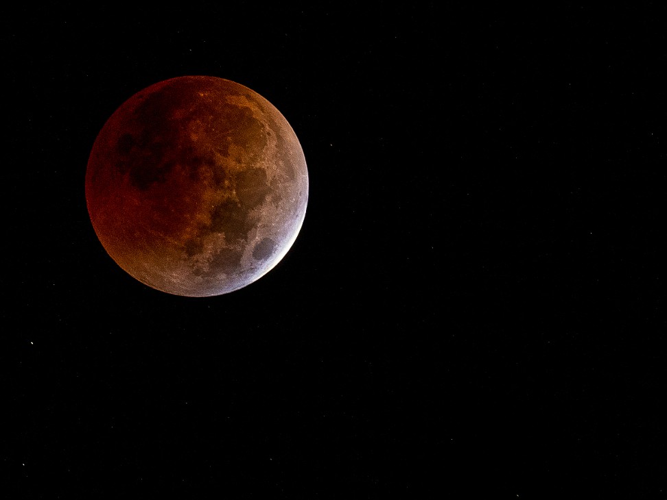 LunarEclipse202211-008 5:16 am and theoretically totality has been reached, although it's still easy to see that the bottom right quadrant is brighter