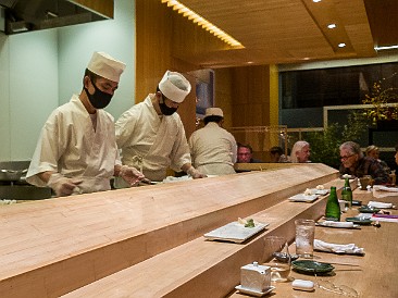 SushiYasuda2021-004 The sushi bar with a team at the ready