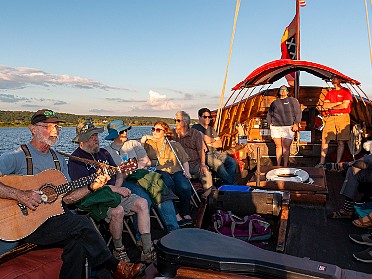 Shanties and a Sail on the Onrust with Geoff Kaufman The weather was gorgeous for a dockside concert and then a sail on the Onrust with Geoff Kaufman