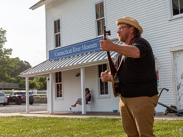 Shanteyman Craig Edwards Craig Edwards from Mystic, CT sings and plays fiddle and era-accurate fretless banjo