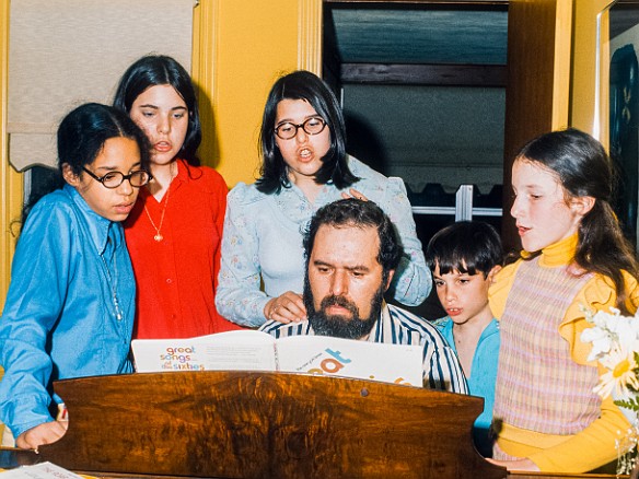 Deb BatMitzvah-013 Reivan entertaining the kids. Nieghbor Gabby Davis, Susan somebody?, Deb, and cousins Larry and Karen Ebert