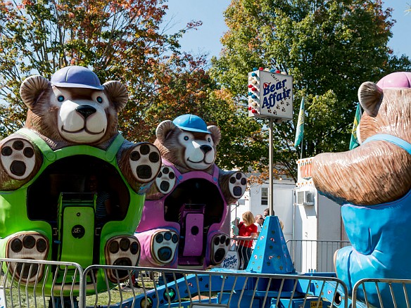 This ride was strangely ominous and creepy. From where I stood, the bears would rotate around to face you as they approached the sidelines, growing larger as they got closer, with the dark cavernous body pit beckoning to swallow you up. Sep 27, 2014 1:52 PM