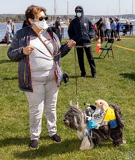 DogsOnTheDock2022-037 Max and Sophie wait for the dog parade to begin