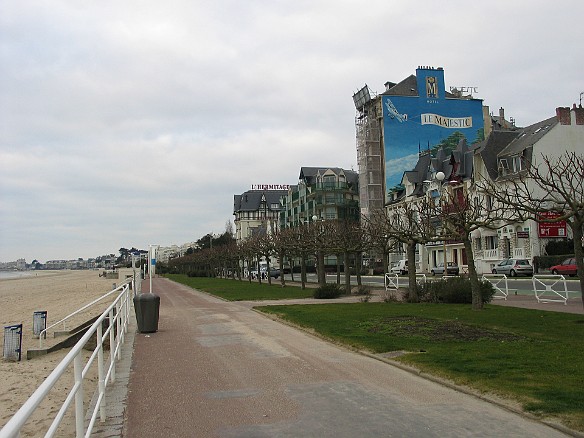 It's January, so the beach at La Baule is deserted Jan 31, 2005 5:07 PM : La Baule, PDD 2005