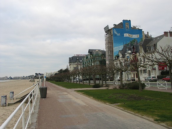 It's January, so the beach at La Baule is deserted Jan 31, 2005 5:07 PM : La Baule, PDD 2005 : Maxine Klein