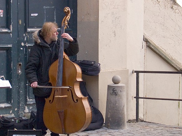 Another musician, a wonderful bass player, in a small square Jan 29, 2005 9:12 AM : Paris
