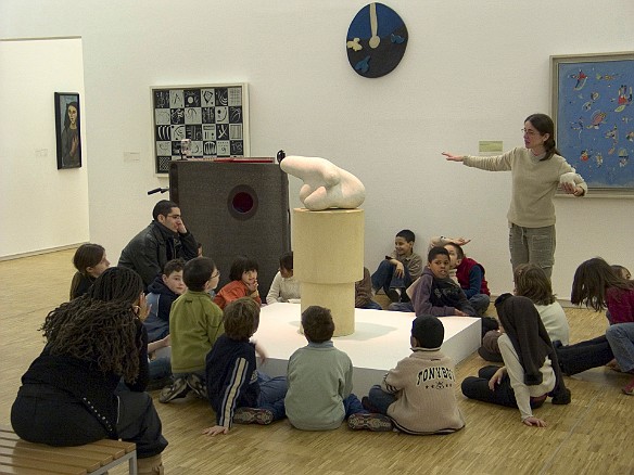 Schoolchildren getting an explanation of the strange blob sculpture Jan 26, 2005 4:15 PM : Paris