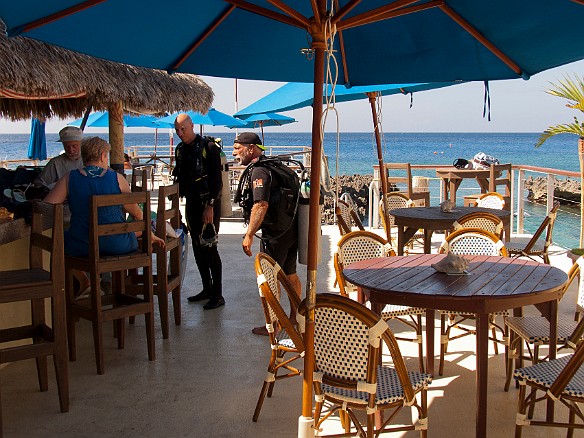 Take some time out from your meal to get a tank at the window, suit up, and head down to the water. Of course, chat with people at the bar on your way by! Feb 2, 2011 11:40 AM : Grand Cayman