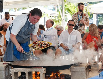 GrandCayman2016-040 The lobster that was reserved to avoid overcooking is now added back to the almost finished fideuà