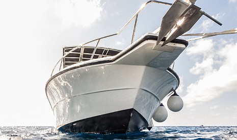 View of the boat before descending down the bow line at Mitch Miller's Reef Jan 16, 2017 2:30 PM : Diving