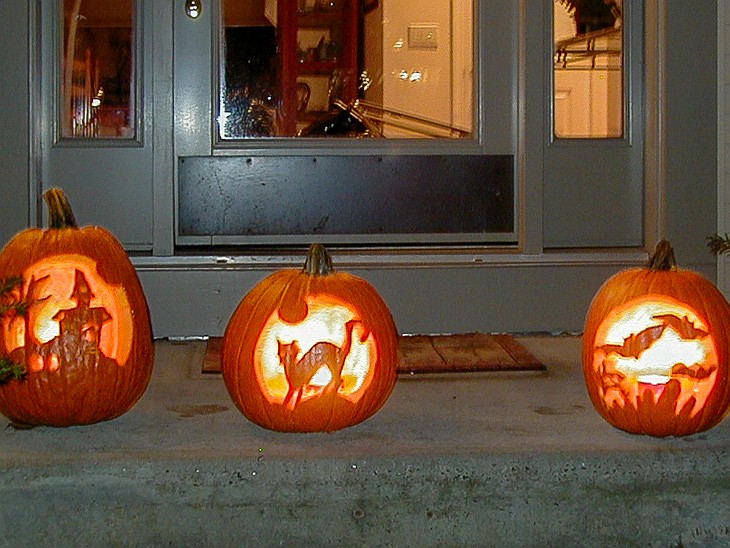 Halloween2003-004 Max has great fun with her new pumpkin carving tools 🎃