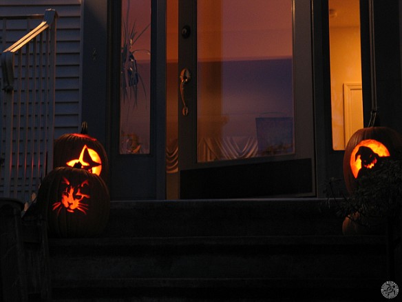 Halloween 2004-015 Mommy carved some spooky pumpkins