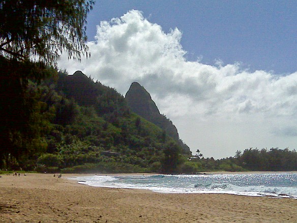 We stopped off at Tunnels to check out the conditions. Still seems a bit rough, but hopefully will be better tomorrow for my first day of diving. May 4, 2010 3:38 PM : Kauai