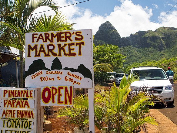 Sunday afternoon, we headed south to do some shopping and stopped at this supposed farmer's market in Anahola. There are zero official farmer's markets open on Sundays, so we wanted to check this out. May 13, 2012 7:17 AM