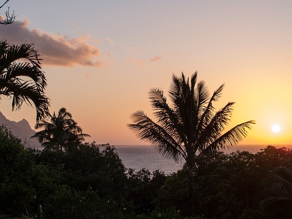 The pupus and drinks are working, because we had the best sunset of the trip on Friday night May 18, 2012 7:04 PM : sunset