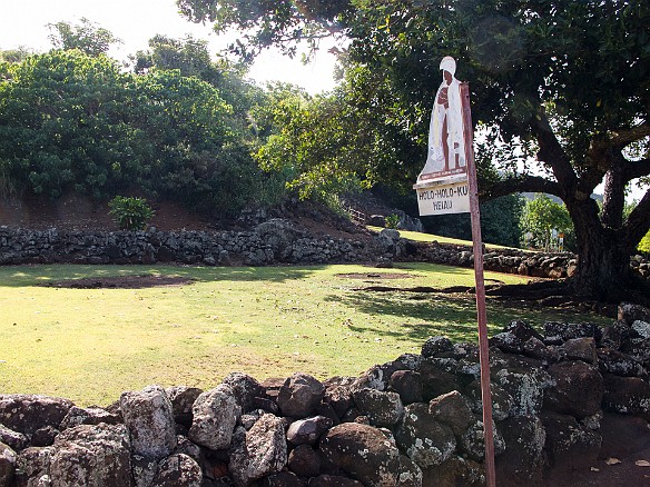 Just a short ways up the Wailua River is the Holoholoku heiau which is.... May 19, 2012 4:26 PM : Kauai