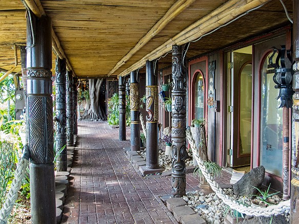 Entrance path to La Mariana May 11, 2013 3:52 PM : Oahu