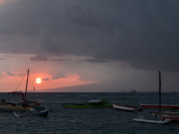 Rain clouds over Waikiki, but a bit of a sunset over West Oahu May 8, 2014 6:52 PM : Oahu, sunset