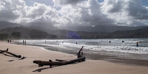 Kauai 2019-034 Normally Hanalei Bay would be flat. They're predicting 20-25 wave faces by Saturday and 40-60 ft waves by Sunday with 40-50 mph wind gusts!