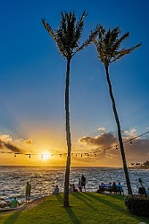 The lawn in front of The Beach House restaurant is a classic and popular Kauai sunset location for good reason 🌅🌴🌴 Sunset and dinner at The Beach House on Kauai 🌅🌴🌴