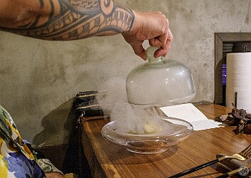 Oahu2025-035 Kiawe smoke was injected into the cloche and revealed in front of us