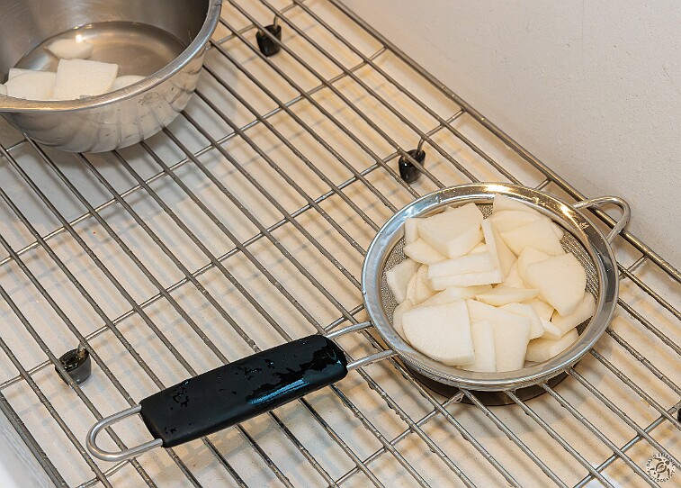 Jjajangmyeon-006 After 30 minutes, thoroughly rinse and drain the radish slices