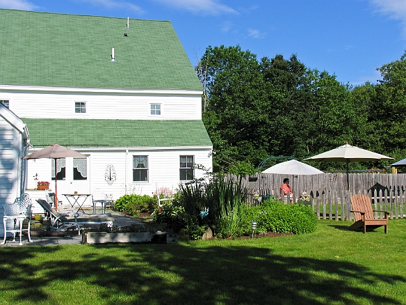 The inn has over an acre of grounds and an enclosed area where the dogs can exercise off-leash. Jul 2, 2009 4:39 PM : Maine