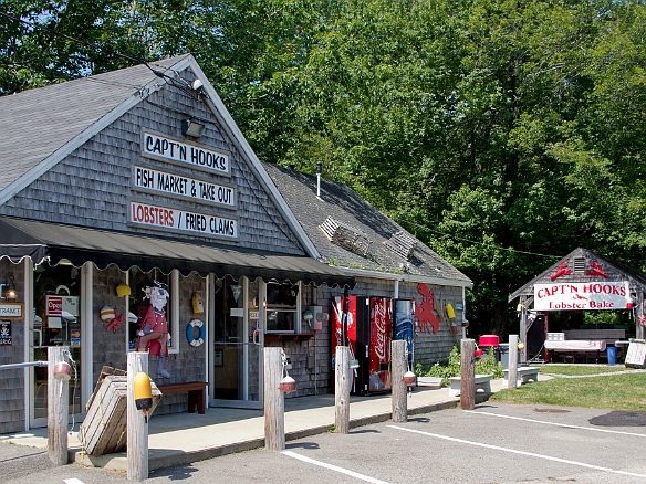 Just in case we did not have enough lobster during our 4 days in Maine, we stopped at Capt'n Hooks in Wells just before we got on the highway to bring lobsters home Jul 4, 2011 11:23 AM : Maine 2011