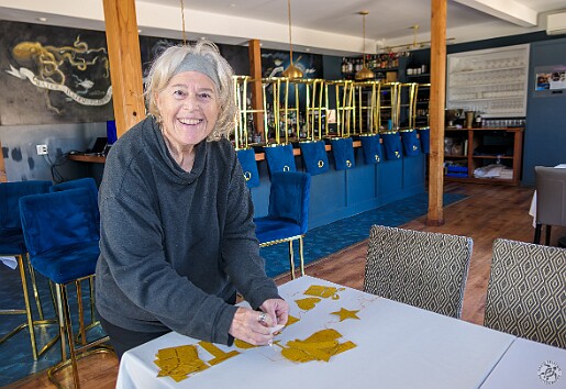 Maxine70thBirthday-005 Deb and Mary had flown in a couple of days earlier specifically for the party and came along to help with the setup