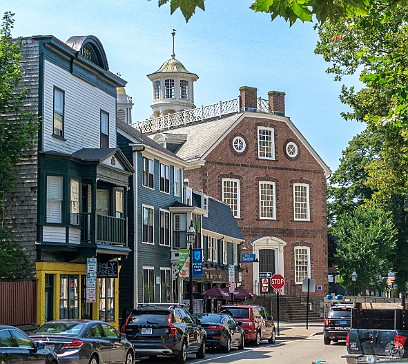 Newport2019-007 View down Broadway and the front of the Old Colony House built in 1739