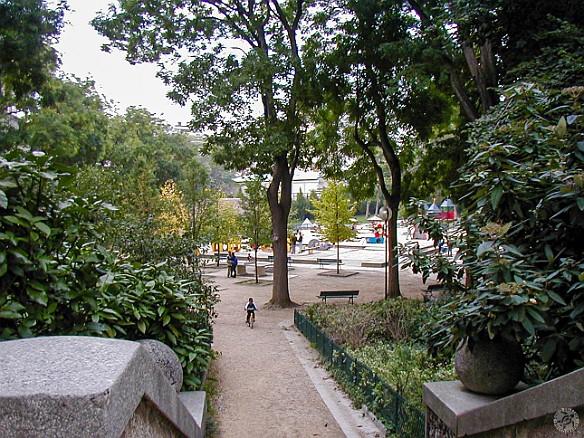 Paris2000-004 Square René Le Gall is a green oasis for walking in the heart of the 13th