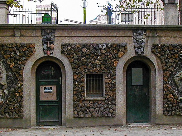 Paris2000-005 The mosaics on the public toilets in Square René Le Gall