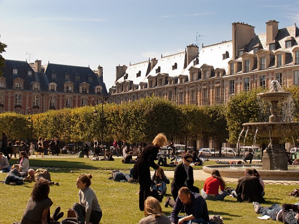 Paris2008-009 Beautiful, cool Fall weather in the Place des Vosges, at the center of the Marais