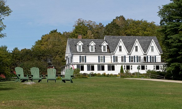 The inn's huge front lawn rolls down towards the lake Sep 17, 2011 10:37 AM : Cathy Graziani, Mike Markowicz, Pleasant Lake