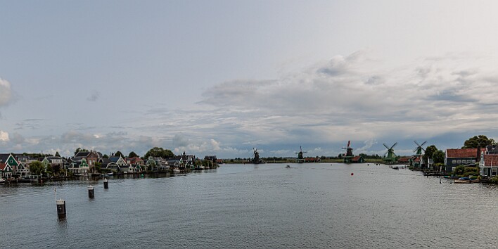 Amsterdam2025-025 View of several of the Zaanse Schans windmills from the bridge