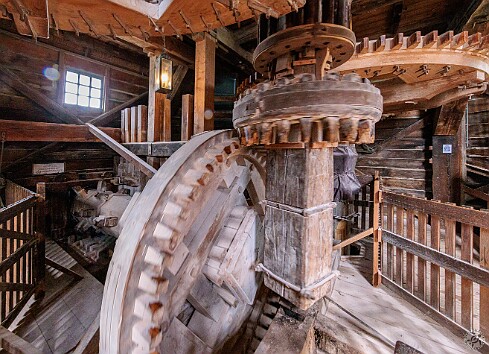 Amsterdam2025-046 The horizontal shaft from the sails drives vertical shafts via wooden peg gears