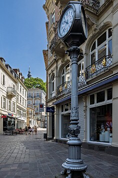 BadenBaden2025-016 Street clock along one of Baden-Baden's pedestrian shopping streets