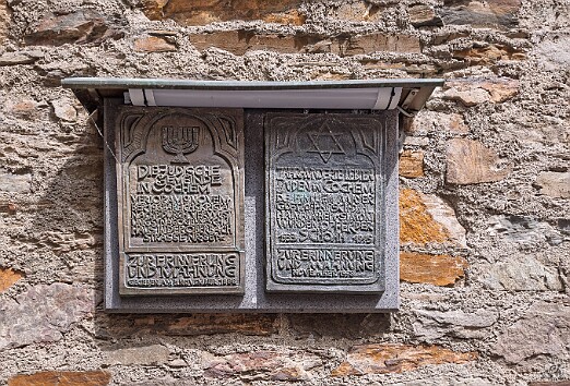 Cochem2025-044 Plaque commemorating the Cochem Synagogue that was desecrated by the Nazis in 1938 and the local Jews that were sent to the concentration camps ✡️