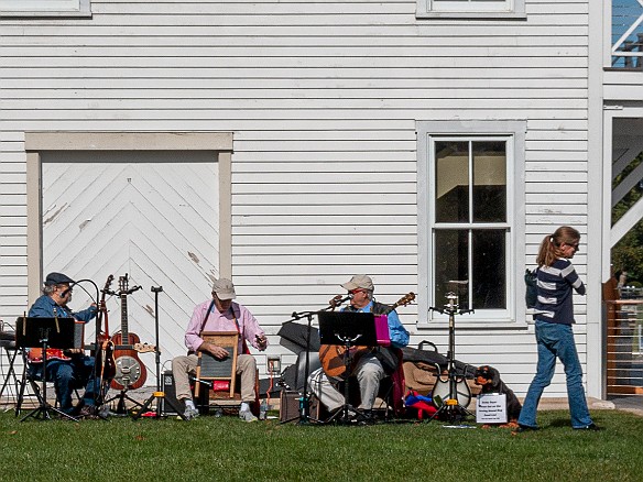 DogsOnTheDock2019-003 And of course the band that was playing for the crowd in front of the Connecticut River Museum called themselves The Howling Hound Dogs