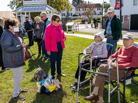 DogsOnTheDock2022-039 Max and Sophie wait for the dog parade to begin