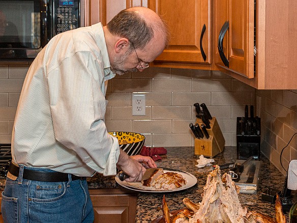 Thanksgiving2015-010 Matt carving the turkey