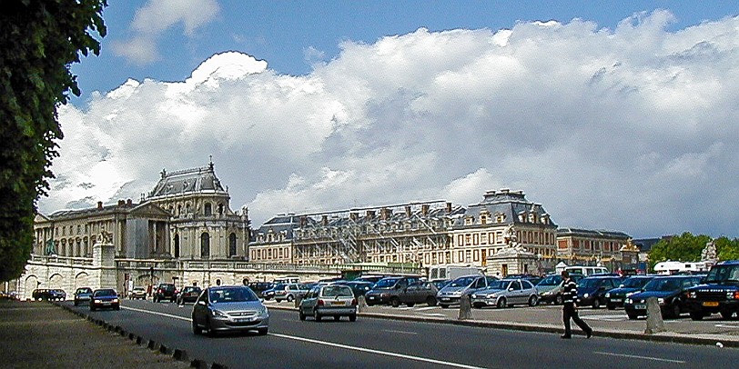 Versailles-001 Approaching Versailles from the train station