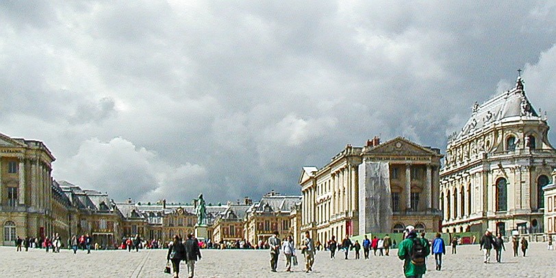 Versailles-002 The Cour d'Honneur flanked on each side by the Ministers' wings