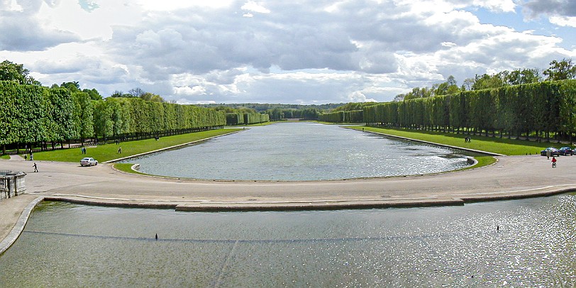 Versailles-015 The Bassin du Fer-à-Cheval (the Horseshoe Pool) in the foreground and the Bras de Trianon extending to the Grand Canal