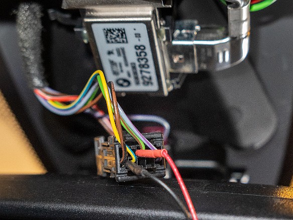 Valentine1-009 Switched power is green with brown stripe and ground is brown with black stripe. The thin flat blades of the MirrorTap are inserted into the back of the molex...