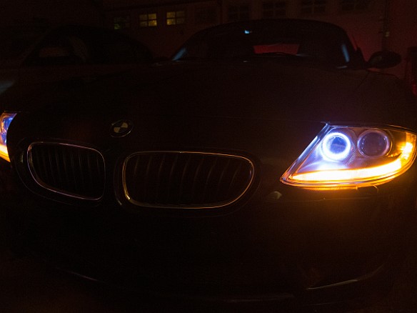 Z4-DRLs-0025 Parking lights on at night